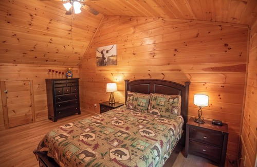 West Jefferson Cabin | The Bear Hideout Log Cabin - Mountain Views - Minutes to West Jefferson - Bumper Pool Table