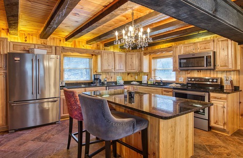 Maggie Valley House | The Bear's Cave | Pet-Friendly Log Home with Mountain Views and Hot Tub