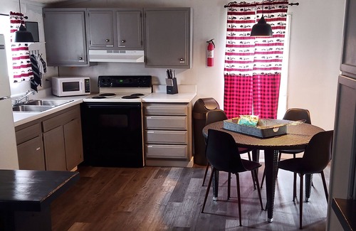 Winona House | The Bear Shack- Brimstone Trail #6 Access - 10 Person Cabin. Trailer Parking!