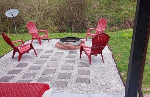 Winona House | The Bear Shack- Brimstone Trail #6 Access - 10 Person Cabin. Trailer Parking!
