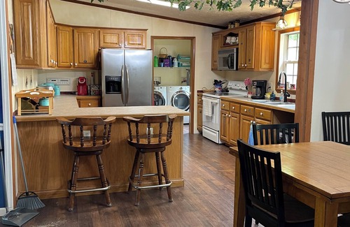 Newport Cabin | The Bears Den is a quiet cabin 30 miles from Gatlinburg and Pigeon Forge, TN.