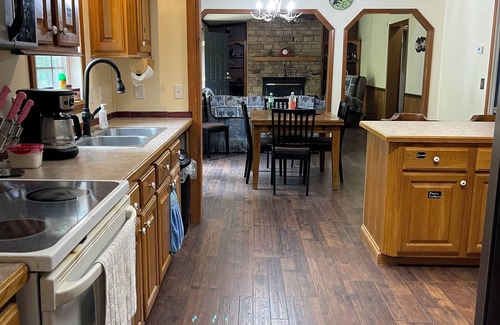 Newport Cabin | The Bears Den is a quiet cabin 30 miles from Gatlinburg and Pigeon Forge, TN.