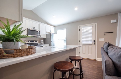 Oxford House | The Bee, Cozy 1BR Studio by Velvet Ditch Villas