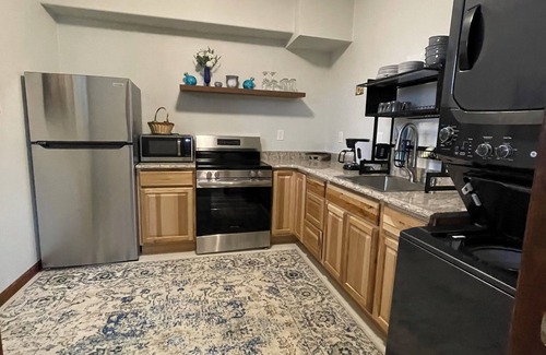 Florissant House | The Beez Kneez Cozy 1-bedroom with WiFi, AC in peaceful Florissant