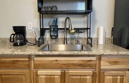 Florissant House | The Beez Kneez Cozy 1-bedroom with WiFi, AC in peaceful Florissant