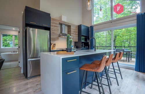 Pont-Rouge Ski Chalet | The Bellevue in Portneuf/Private SPA, 65” TV, Sonos, Pool, Sauna, Billiards