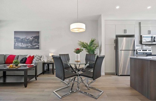 Southwest Calgary House | The Belmont 3BD Luxury Home FREE IndoorParking