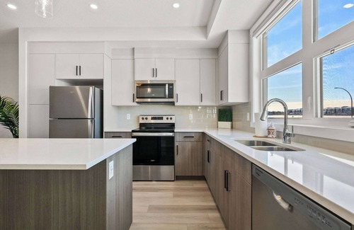 Southwest Calgary House | The Belmont 3BD Luxury Home FREE IndoorParking