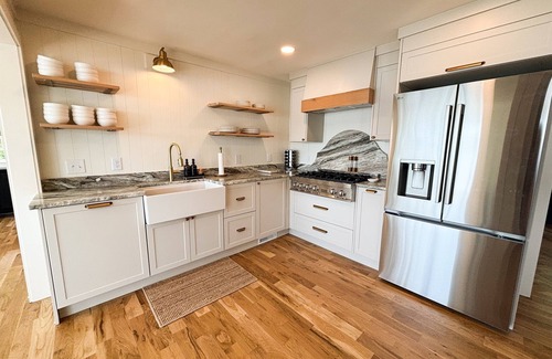 South Belmont House | The Belmont Lake Retreat -Sleeps 14 - Renovated - Private Dock