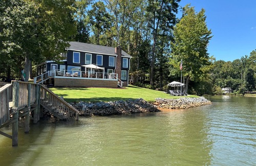South Belmont House | The Belmont Lake Retreat -Sleeps 14 - Renovated - Private Dock