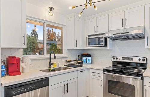 Fairwood House | The Benson - Cozy Modern 4bd by Airport & DT