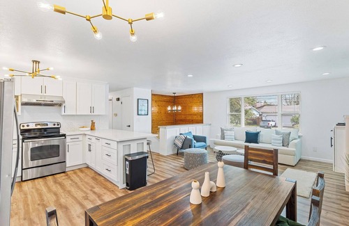 Fairwood House | The Benson - Cozy Modern 4bd by Airport & DT
