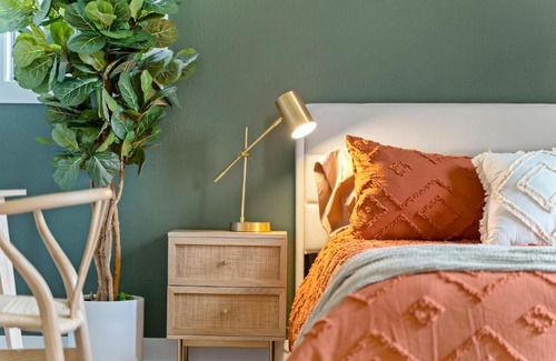 Fifth Ward Apartment | The Bentley Condotel in Historic Walker’s Point w/ Garage + Yard