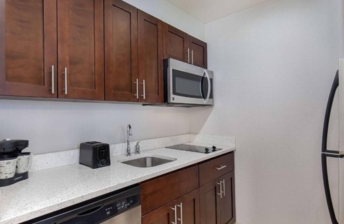 Sandy Springs Hotel | The Best of Atlanta! Pool, Gym Access & Free Hot Breakfast Included