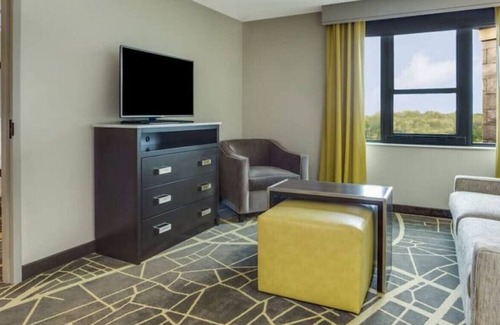 Hitch Village - Fred Wessels Homes House | The Best Suite Living! Perfect for Work or Leisure