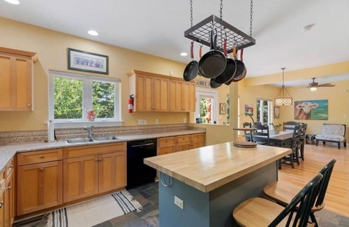Townville House | The Best Times at Lake Hartwell - Large Lake House near Clemson w/Pontoon Rental