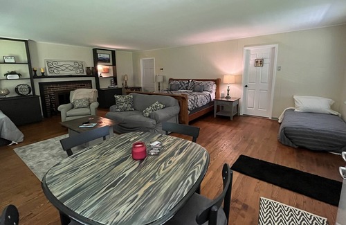 Damascus House | The Big Dam Room