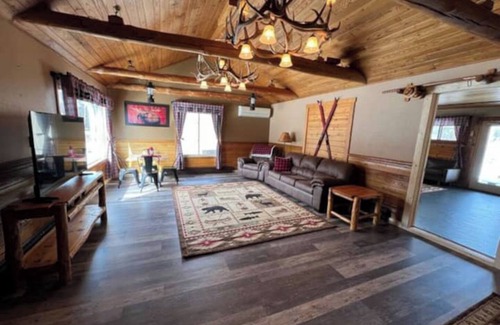 Phillips Cabin | The Big Game Suite