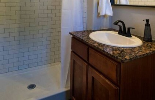 Bentonville Cabin | The Bike Inn #9, Razorback Greenway Cottage Double