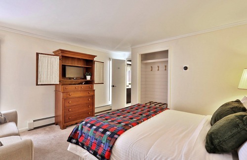 Killington Cabin | The Birch Ridge #3 - Lace Room, a cozy boutique ski lodge in the heart of Killington, VT.