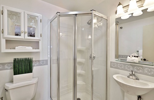 Killington Cabin | The Birch Ridge: Mission Room #2 - Queen Suite in Renovated Killington Lodge. Hot tubs.