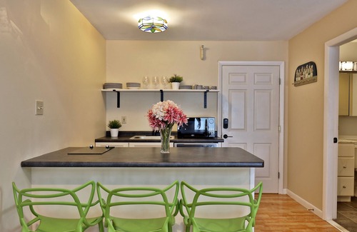 Killington Cabin | The Birch Ridge: Owner's Suite #5 - Queen/sofa Bed Suite In Killington. Hot Tub. Renovated. 1 Bedroom Home