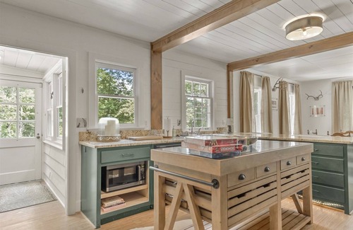 Highlands Cabin | The Bird Coop | Gorgeous Large Home 5 Minutes to Main Street
