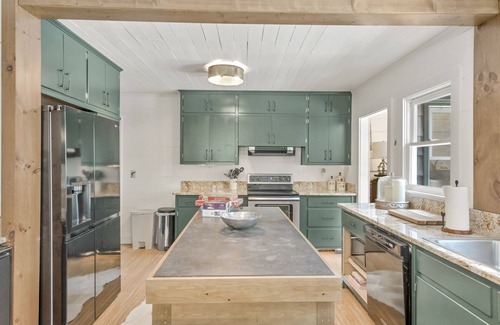 Highlands Cabin | The Bird Coop | Gorgeous Large Home 5 Minutes to Main Street