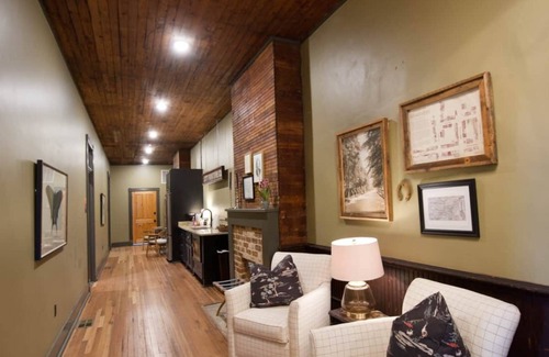 Laurel Apartment | The Birmingham Room- The Buzzard's Roost Inn