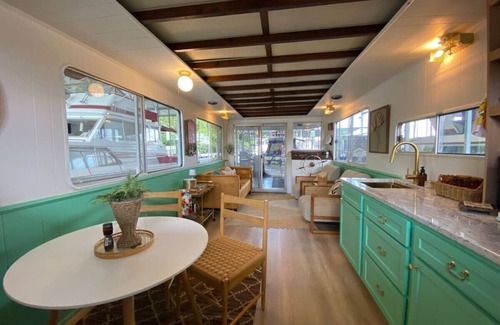 Downtown Knoxville Boat Rental | The Black Dog. Houseboat In DT Knox