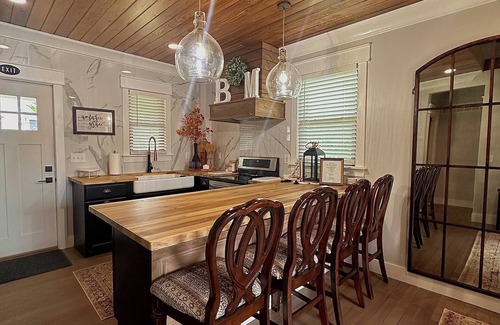 Hermann House | The Black Magnolia - downtown with a charming patio to enjoy