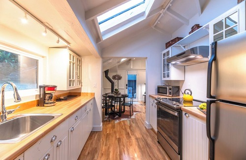 Guerneville Cabin | The Black Nest~Elegant Redwood Sanctuary w/5 Stars Reviews! WIFI/HotTub/Pup