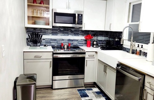 Villa Rica House | The Blissful Hideaway w/large backyard, jacuzzi and two connecting decks