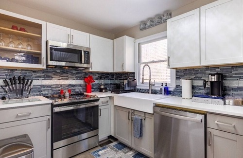 Villa Rica House | The Blissful Hideaway w/large backyard, jacuzzi and two connecting decks