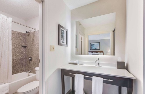 Blue Ash Hotel | The Blu Hotel Blue Ash Cincinnati, an Ascend Collection Hotel