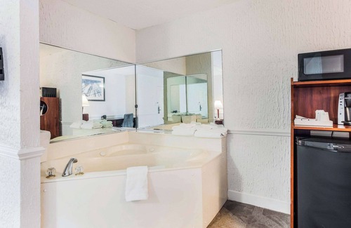 Blue Ash Hotel | The Blu Hotel Blue Ash Cincinnati, an Ascend Collection Hotel