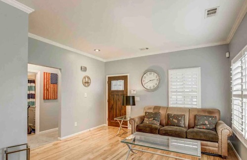 Mechanicsville House | The Blue Cottage with Gourmet Kitchen - Near Downtown, Stadium & Aquarium