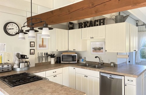 Gearhart House | The Blue Door Beach Cottage: 4 BDRM/2 Bath/Large Yard, Dog Friendly