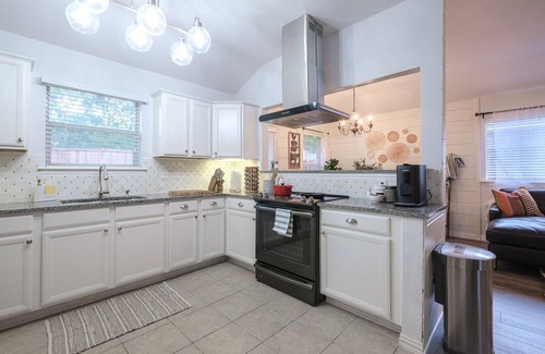 Irving House | The Blue Door Farmhouse at the Heart of Irving and minutes to Dallas Downtown