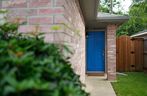 Irving House | The Blue Door Farmhouse at the Heart of Irving and minutes to Dallas Downtown