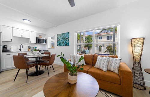 Coral Ridge Apartment | The Blue Parrot