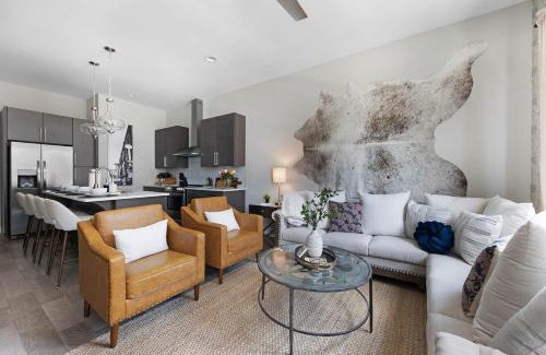 Katie Hill Neighborhood House | The Bluebell - Rooftop Lounge with Hot Tub