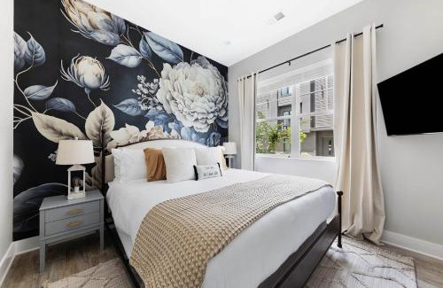 Katie Hill Neighborhood House | The Bluebell - Rooftop Lounge with Hot Tub