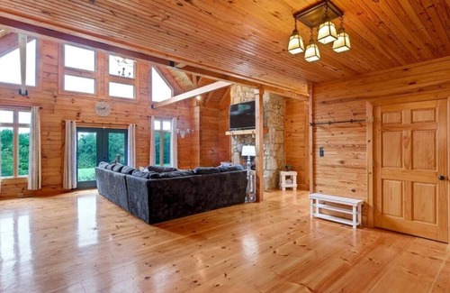 Fisherville Cabin | The Bluegrass Ranch - Secluded Luxury Cabin