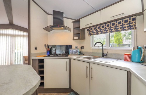 St Leonards-On-Sea Cottage | THE BOATHOUSE, pet friendly, with pool in St Leonards-On-Sea