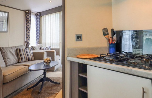 St Leonards-On-Sea Cottage | THE BOATHOUSE, pet friendly, with pool in St Leonards-On-Sea