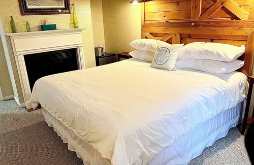 Warrensburg House | The Bond Inn Room #3