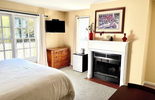 Warrensburg House | The Bond Inn Room #4
