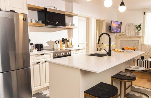 Shaughnessy Village Apartment | The Bordeaux - 4 bedrooms, 1,5 baths Apartment in Montréal Downtown With Parking