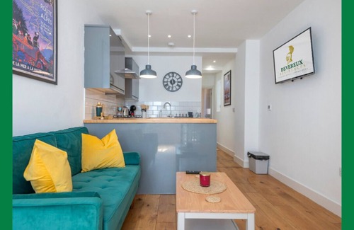East Walworth Apartment | The Borough Suite @Devereux Residences
